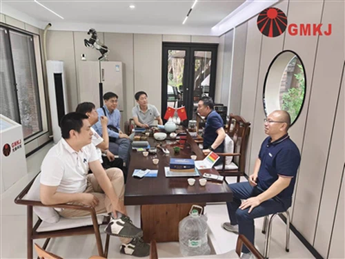 한국 고객이 GMKJ 공장을 방문하여 맞춤형 적외선 모듈 주문을 확인했습니다.